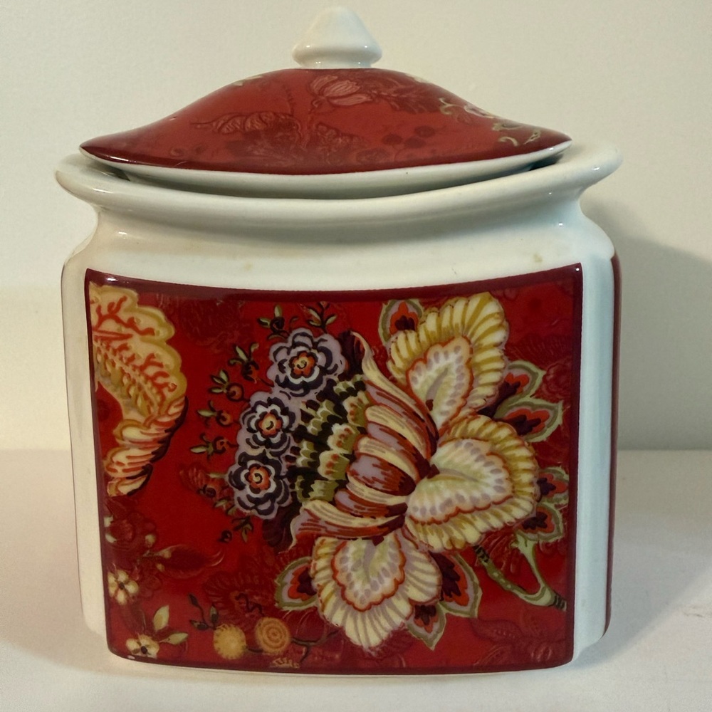 222 Fifth PTS International Gabrielle Canister Jar
Canister Jar Small
